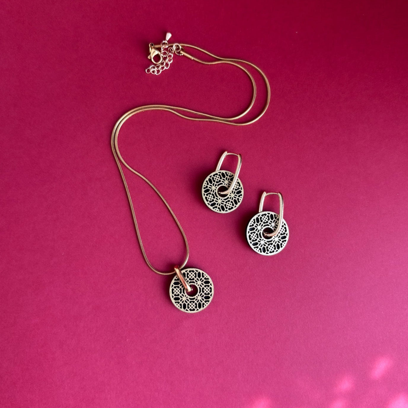 Donna Hoops in Gold