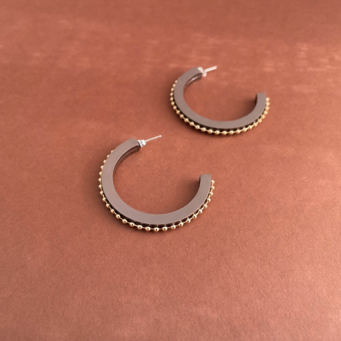 Cleo Hoops Large in Grey Brown