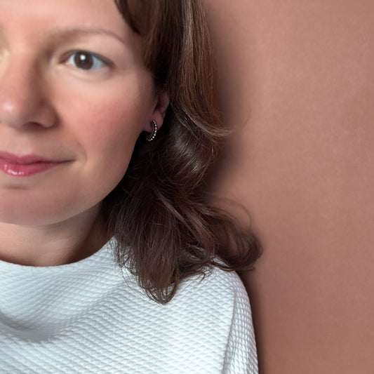 Cleo Hoops Small in Grey Brown