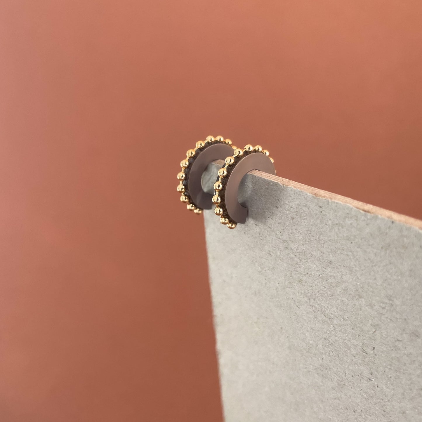 Cleo Hoops Small in Grey Brown