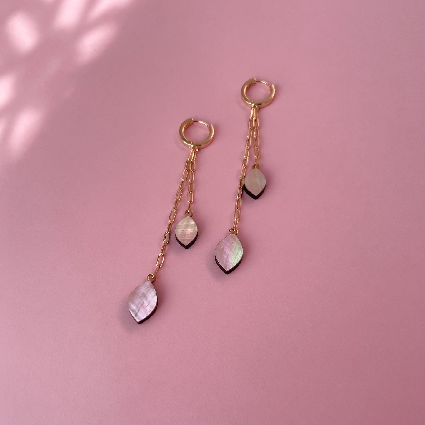 Venus on Chain Huggies in Light Pink Mother of Pearl