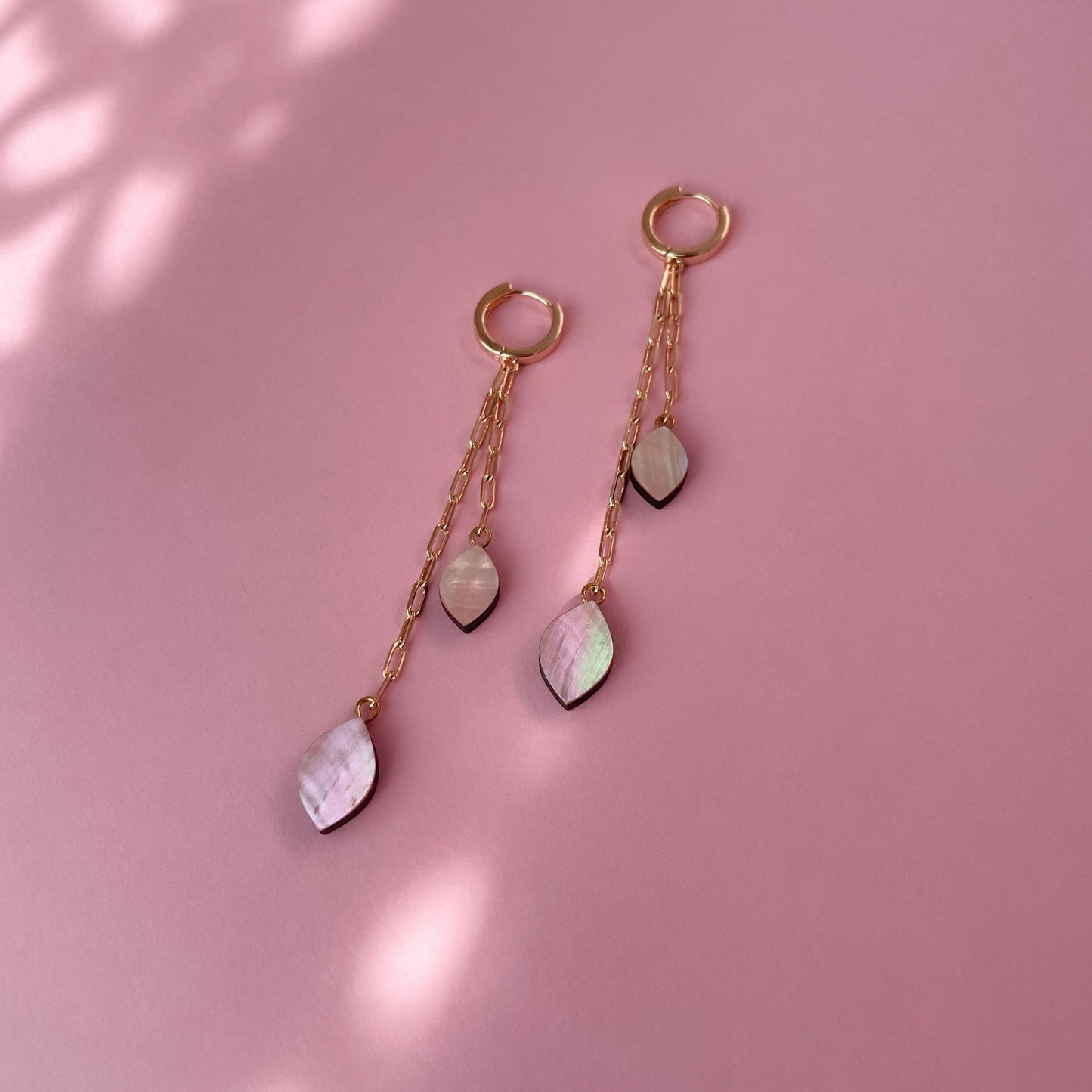 Venus on Chain Huggies in Light Pink Mother of Pearl