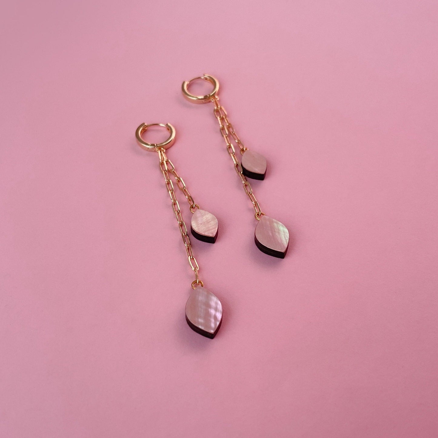 Venus on Chain Huggies in Light Pink Mother of Pearl