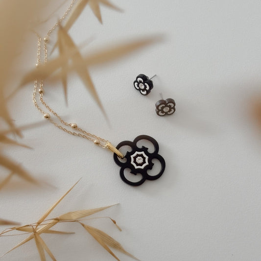 Large Clover Necklace Black & White